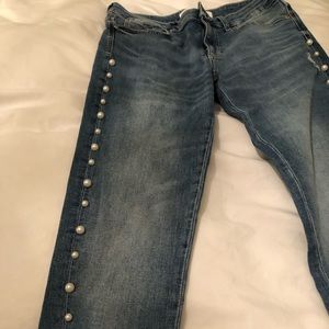 Skinny jeans with pearls